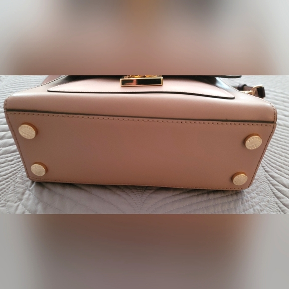 In New Condition Michael Kors Mindy Bag Purse. Stunning! - Picture 5 of 11